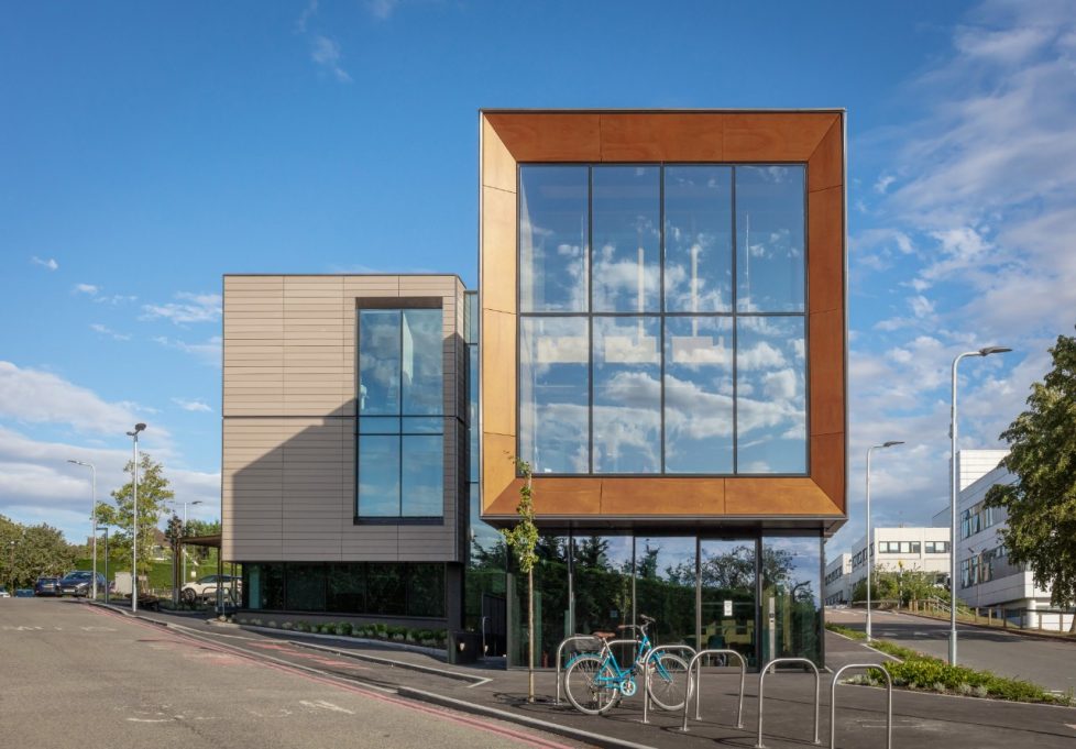 SunGuard SuperNeutral camlı cephe örneği (Wolfson Centre, Oxford)
