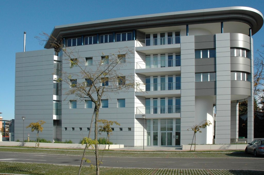 Pilkington Optitherm S3 camlı ofis binası cephesi (Pordenone, İtalya)