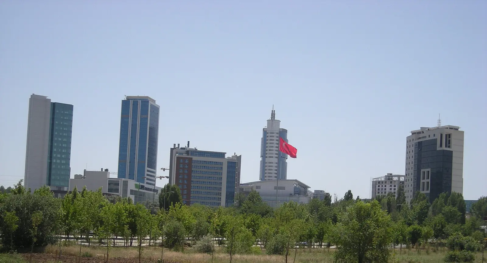 Ofis binasında dış cephe cam değişimi öncesi cam giydirme cephe