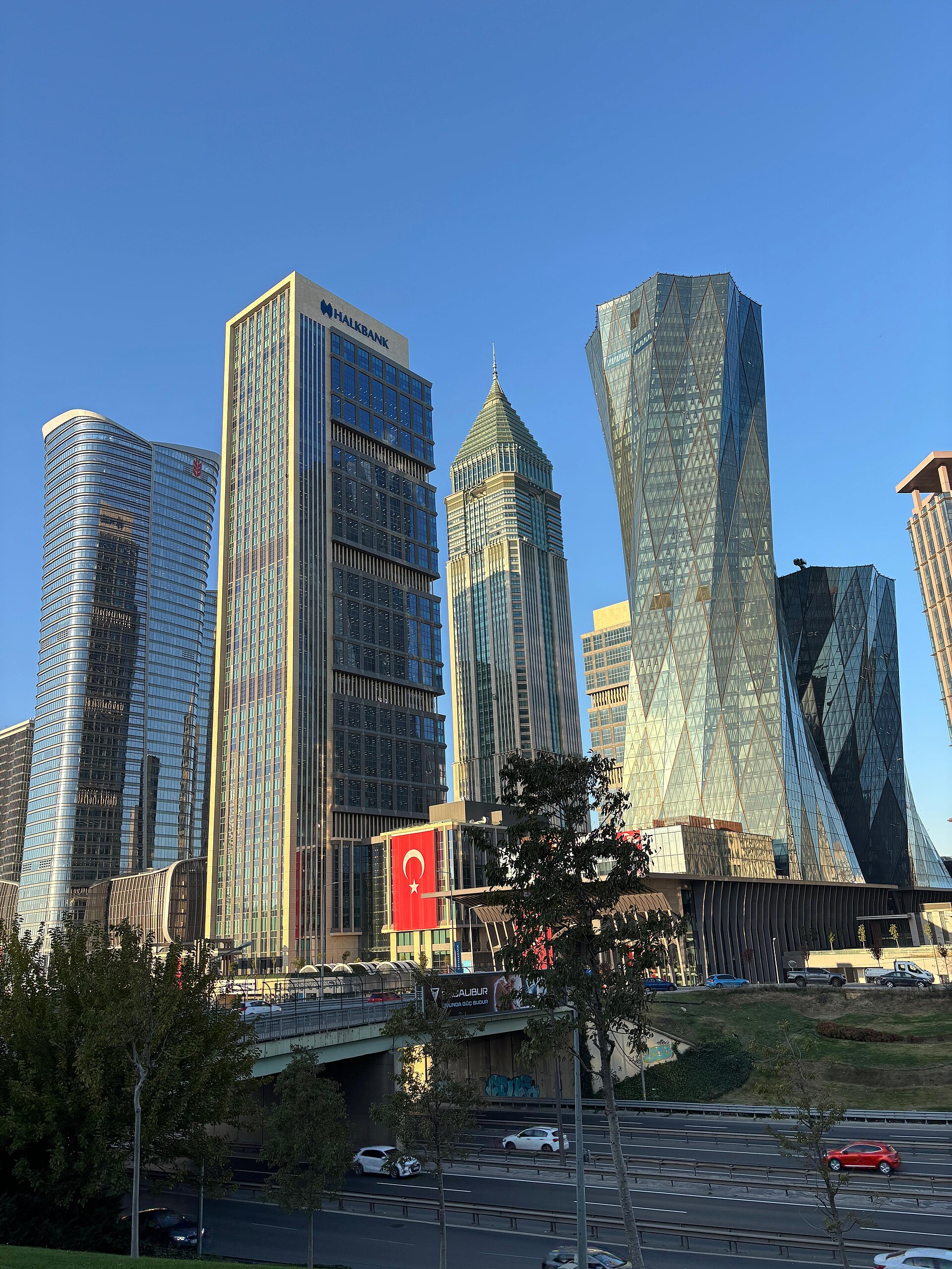 İstanbul'da profesyonel dış cephe temizliği yapılan yüksek bina cephesi