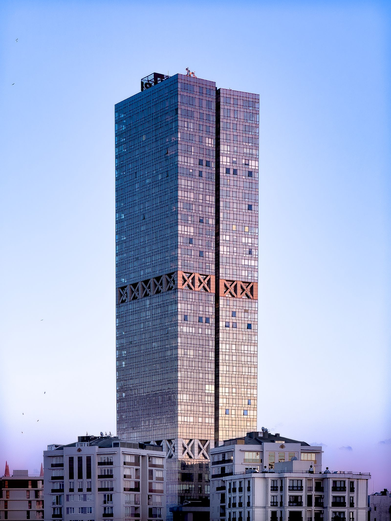 İstanbul cam cepheli modern gökdelen
