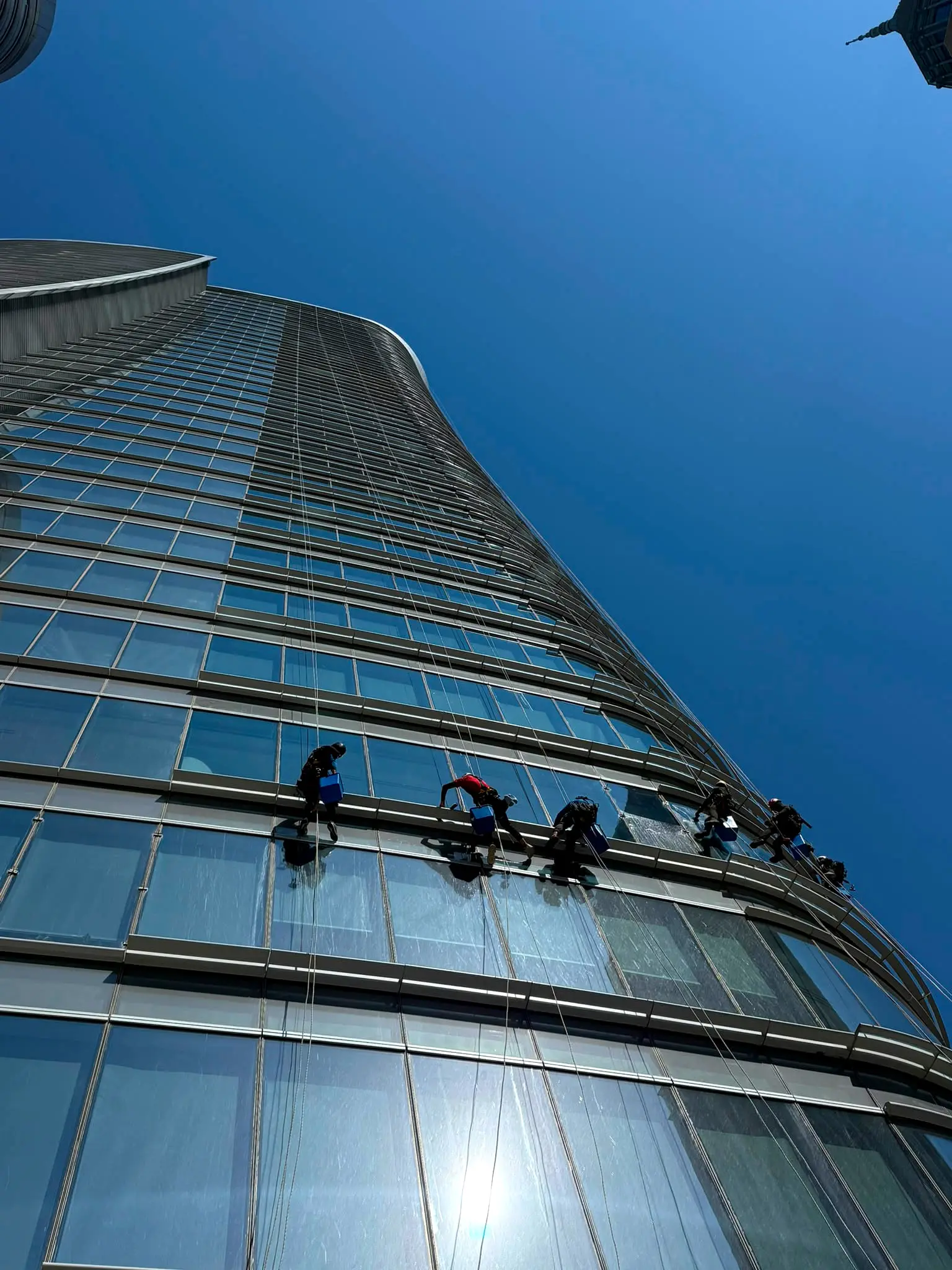 İple erişimle dış cephe cam temizliği · Levent, İstanbul