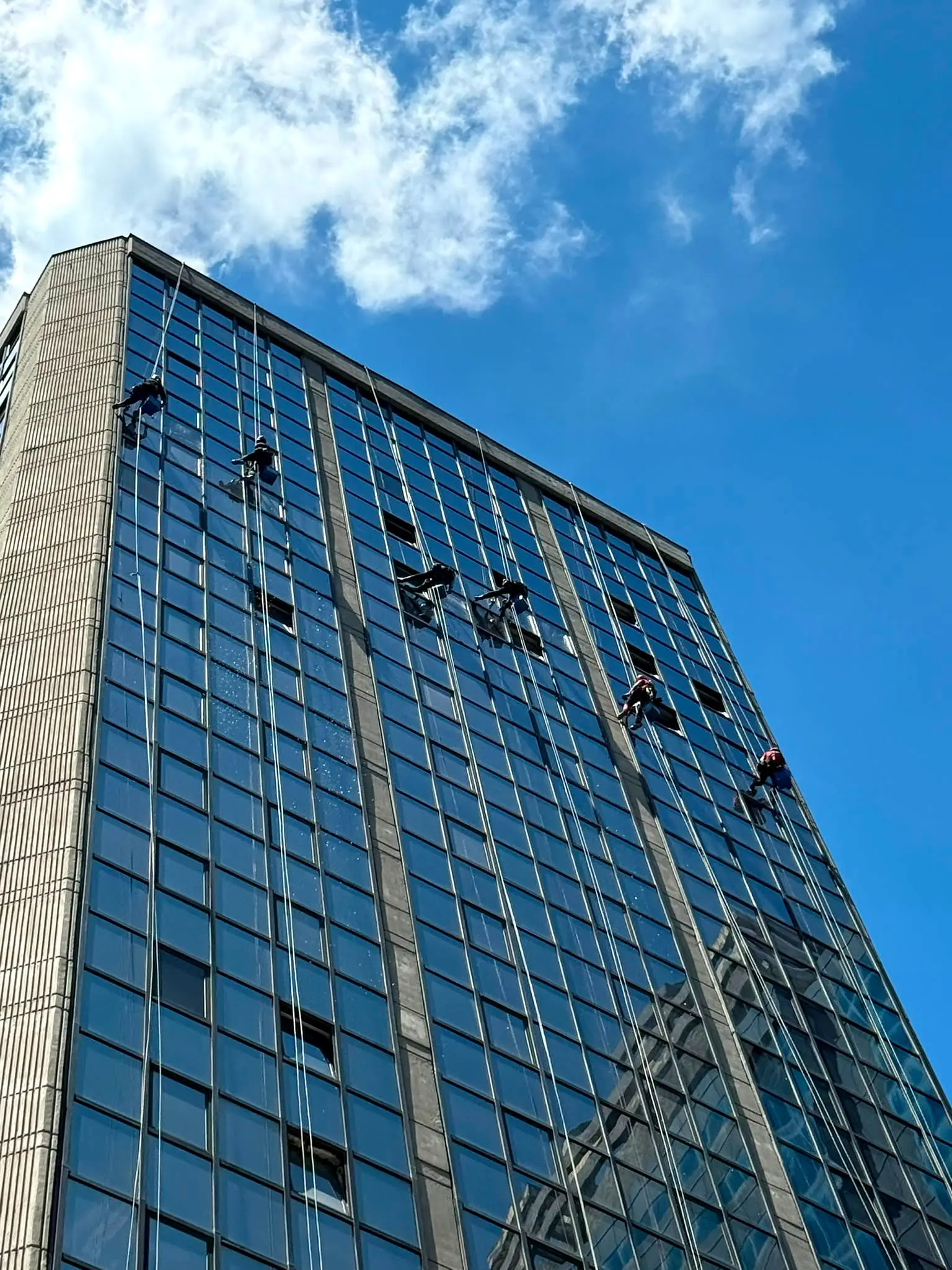 İple erişimle dış cephe cam temizliği · Levent, İstanbul