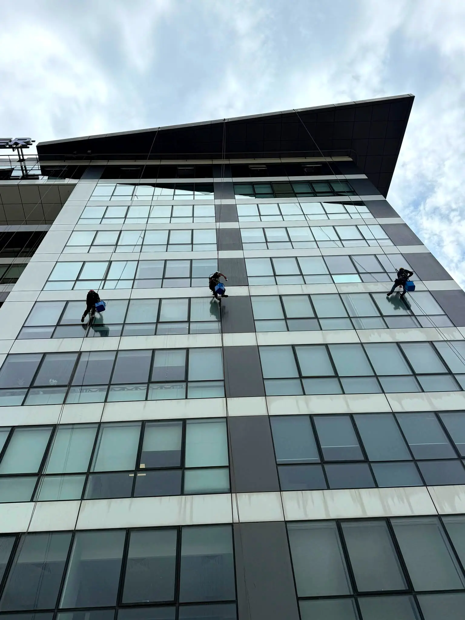 İple erişimle ofis cam temizliği · Levent, İstanbul