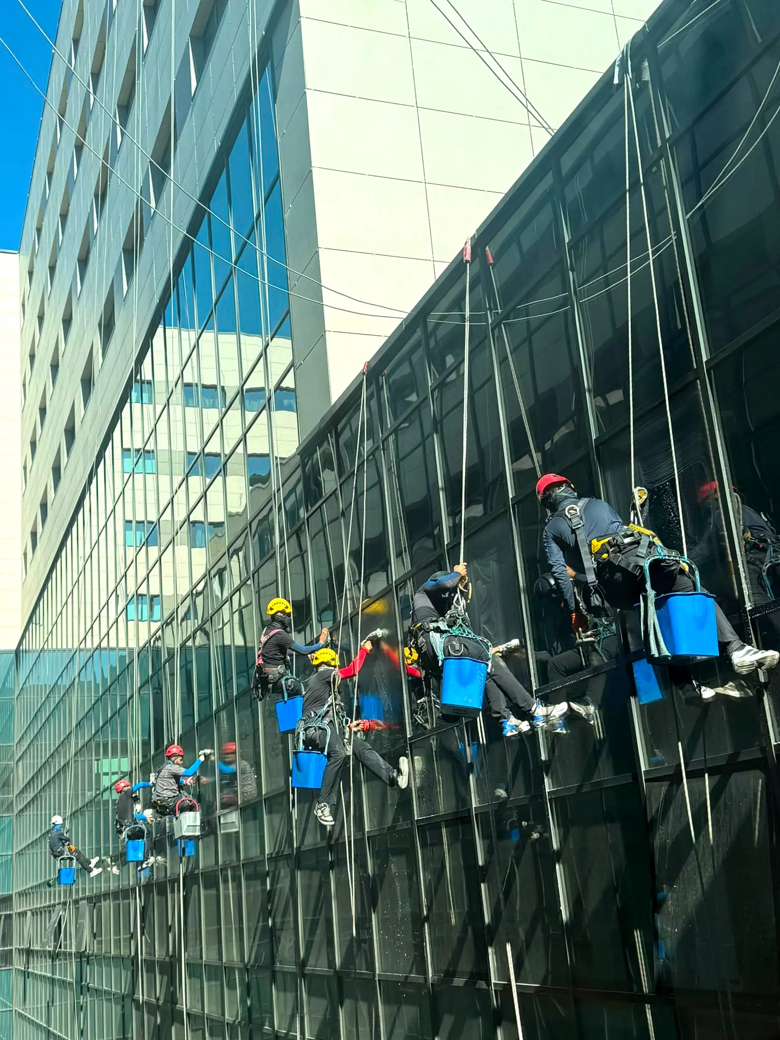 İple erişimle koordineli cephe temizliği · Levent, İstanbul