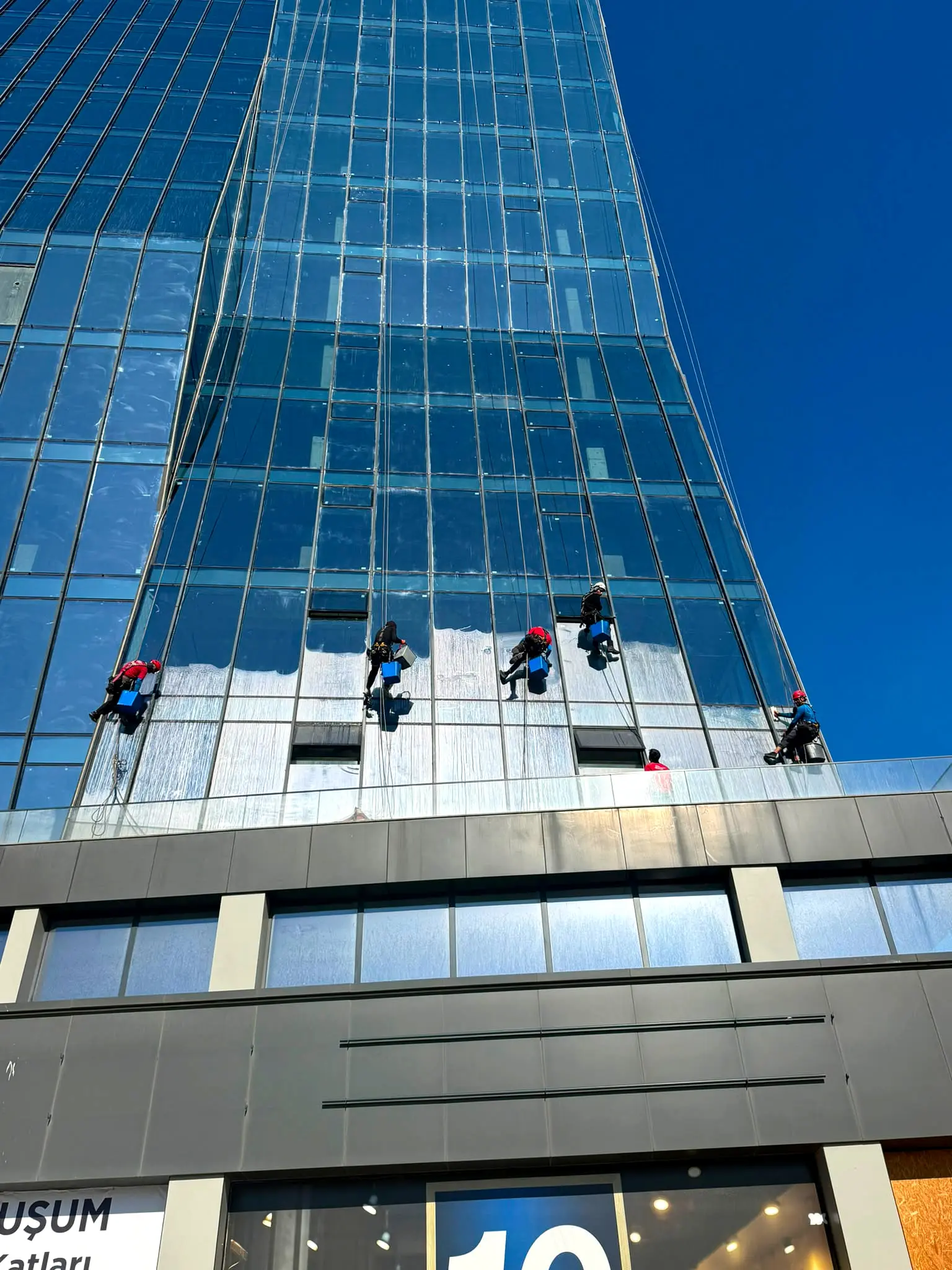 İple erişimle plaza cephe temizliği · İstanbul Finans Merkezi, Ataşehir, İstanbul