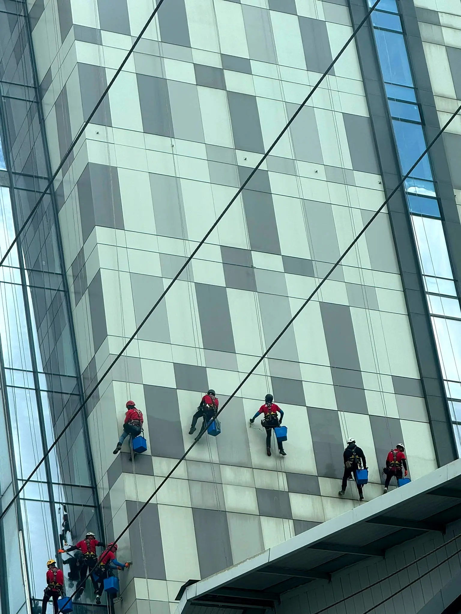 Panel cephede iple erişimle temizlik yapan 8 kişilik ekip