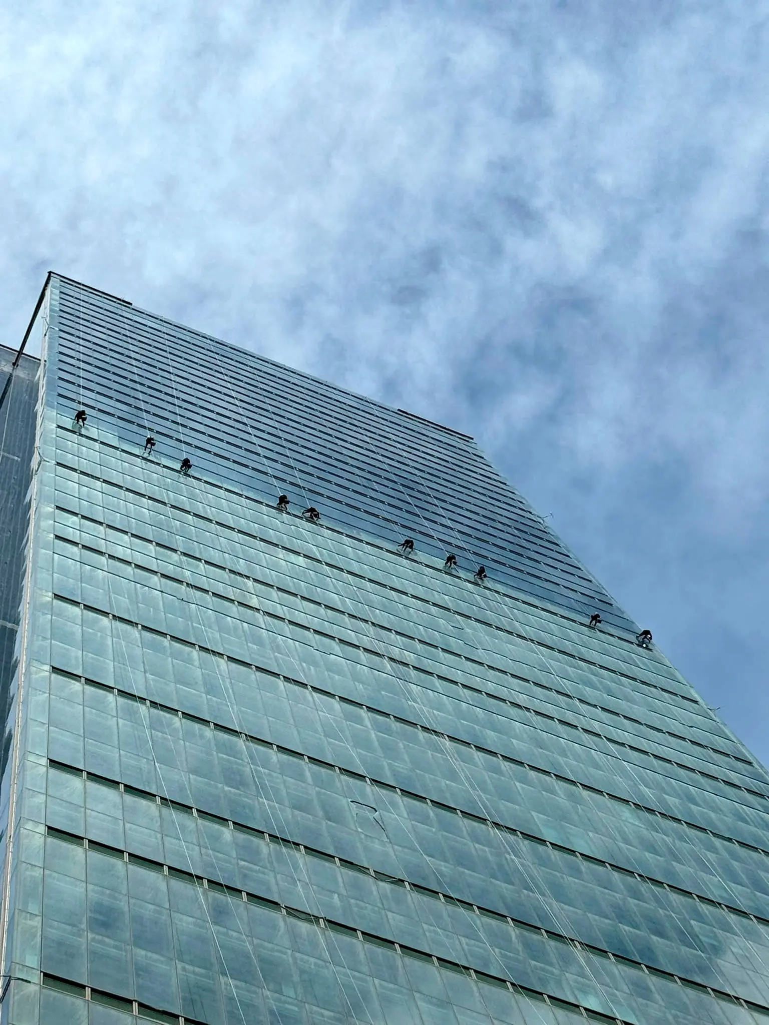 İstanbul Sapphire — İple erişimle dış cephe cam temizliği · AŞTİ çevresi ofis kuleleri, Ankara
