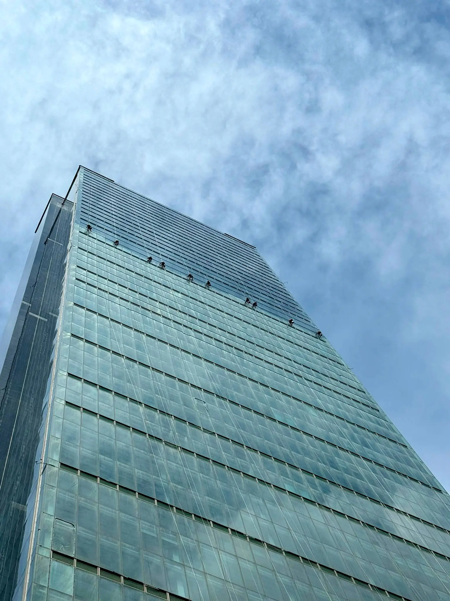 İstanbul Sapphire (Levent) cam cephesinde iple erişimle temizlik yapan 11 kişilik ekip