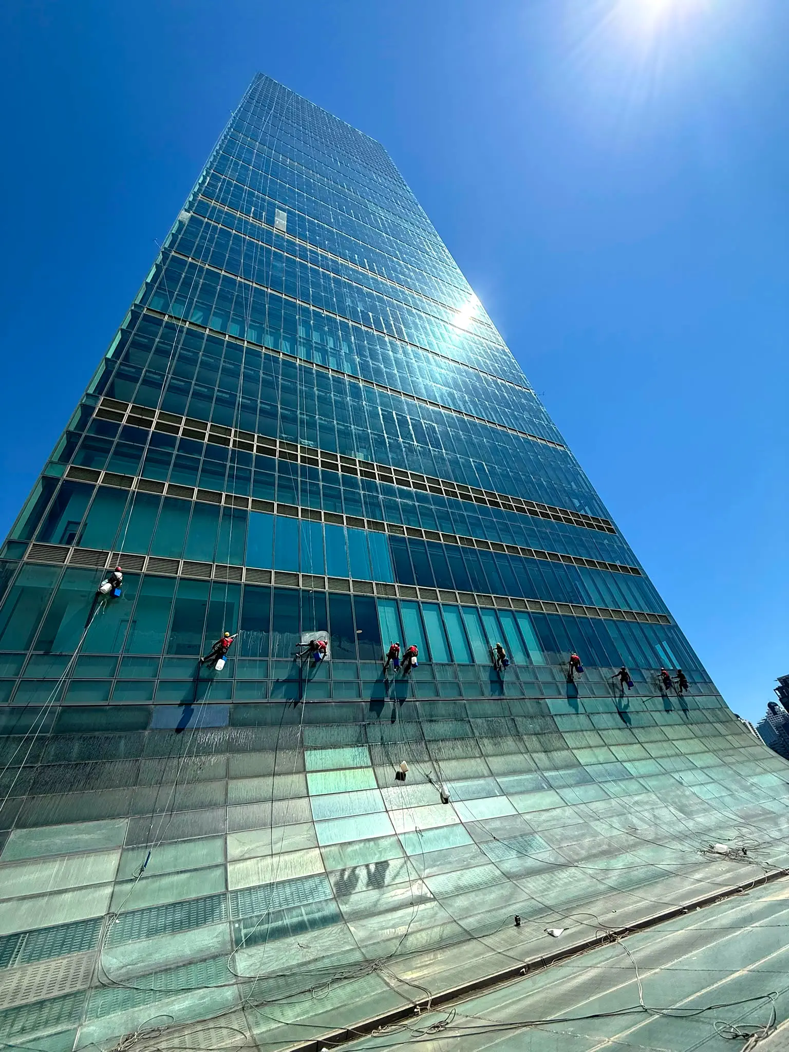 İstanbul Sapphire (Levent) eğimli cam etekte iple erişimle cam temizliği yapan yaklaşık 10 kişilik ekip