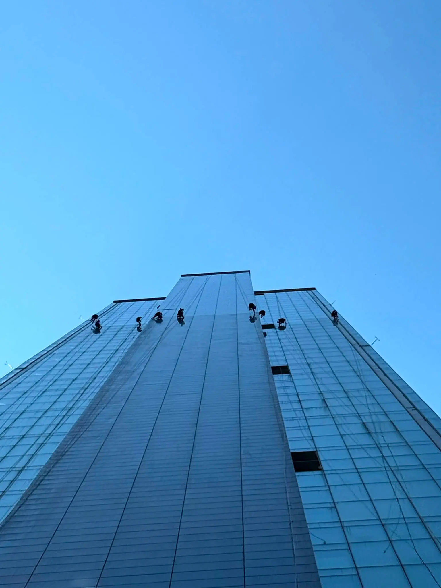İple erişimle dış cephe cam temizliği · Levent, İstanbul