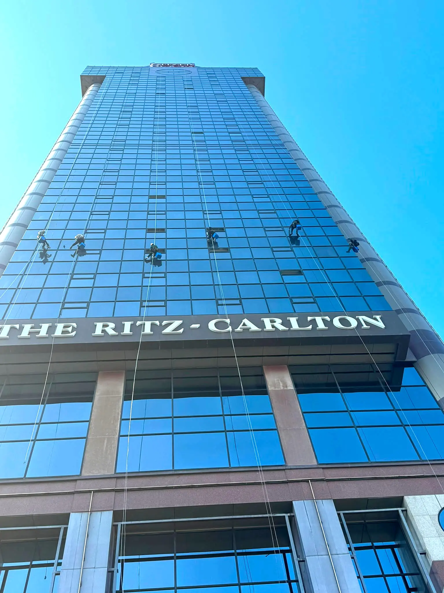 The Ritz-Carlton İstanbul’da iple erişimle dış cephe cam temizliği yapan 6 kişilik ekip