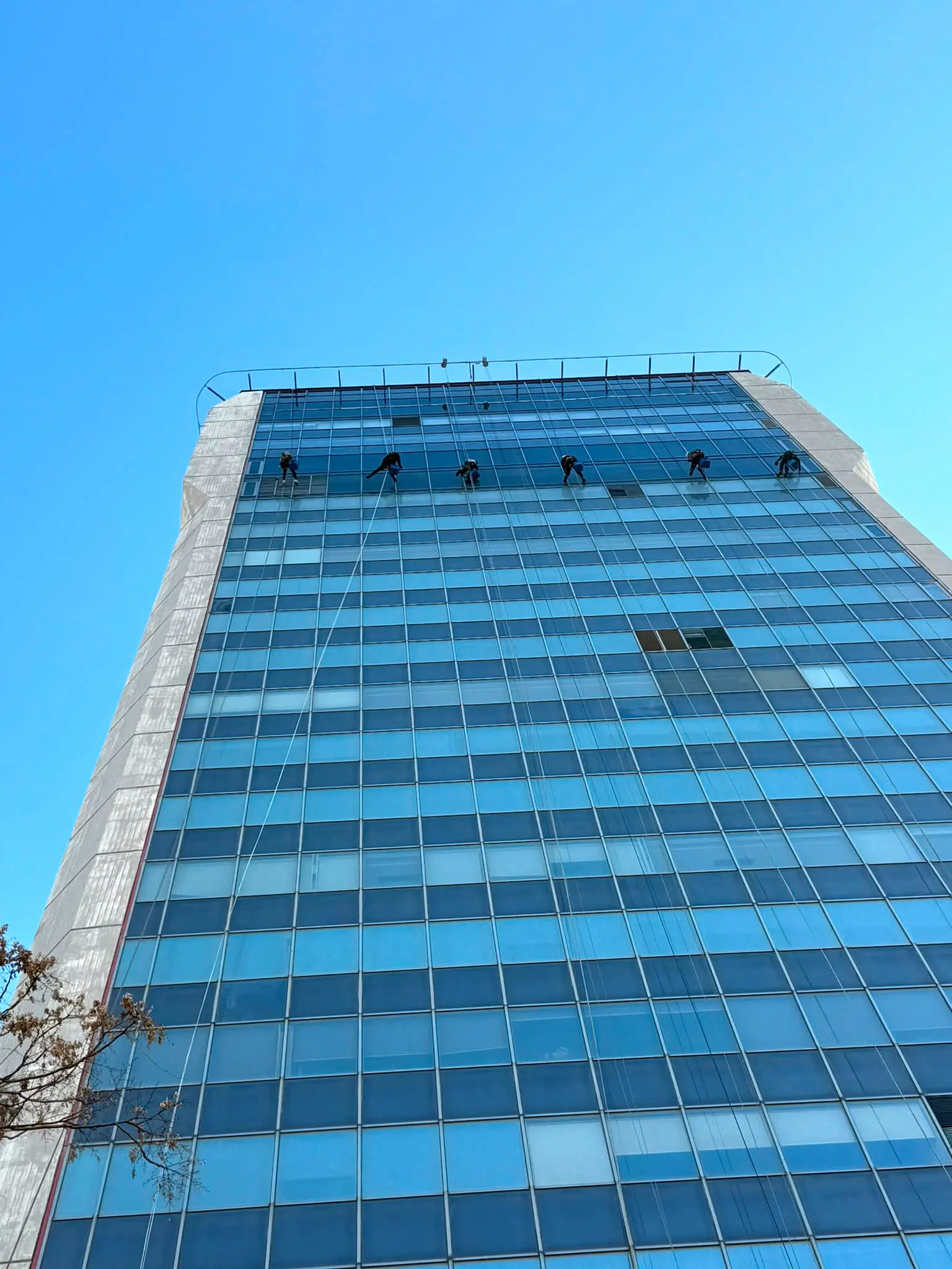 İple erişimle plaza cephe temizliği · Levent, İstanbul